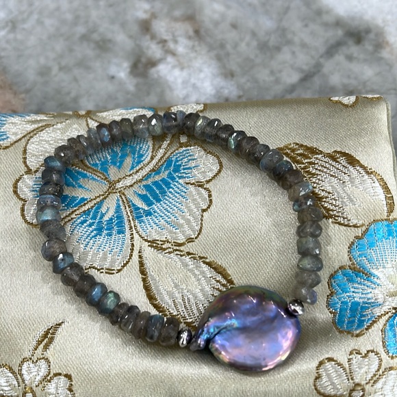 Honora Grey Mabe Coin Pearl Labradorite Bead Stretch Bracelet - Picture 1 of 2